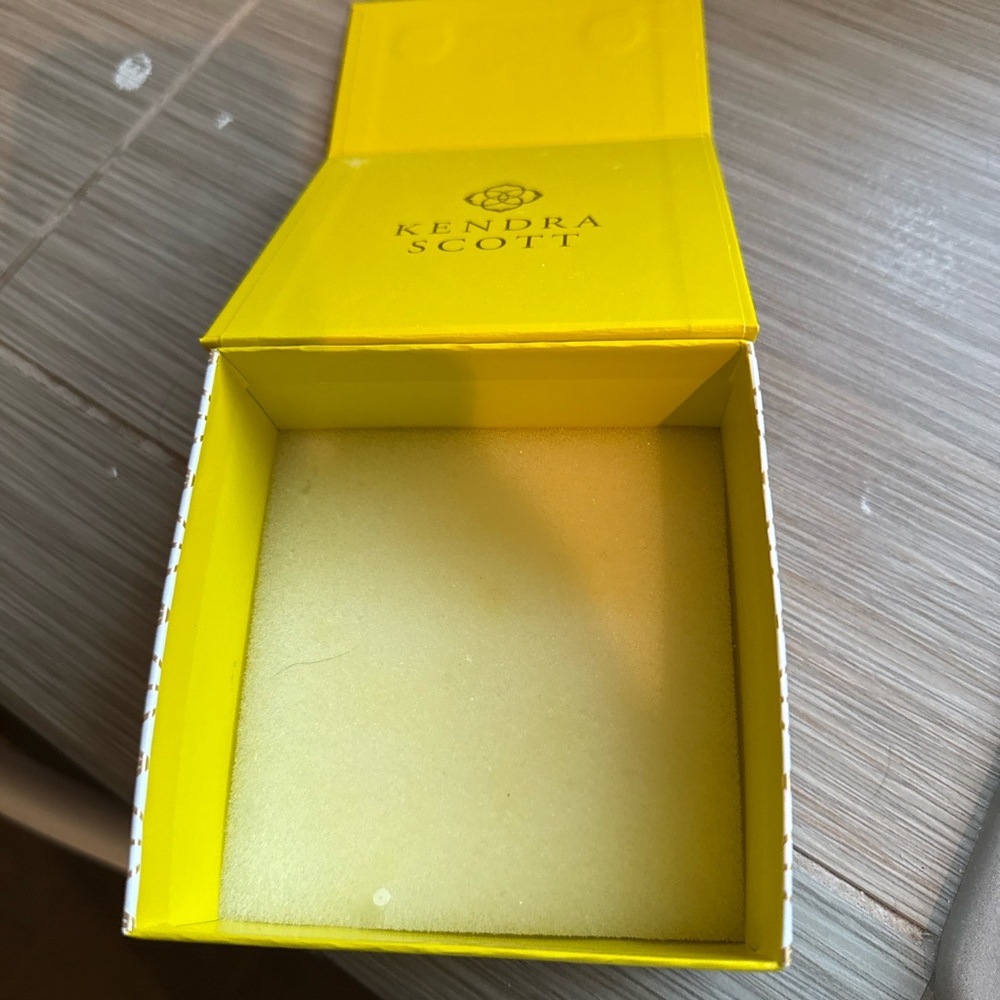 Set of 2 Kendra Scott statement necklaces - Picture 5 of 6